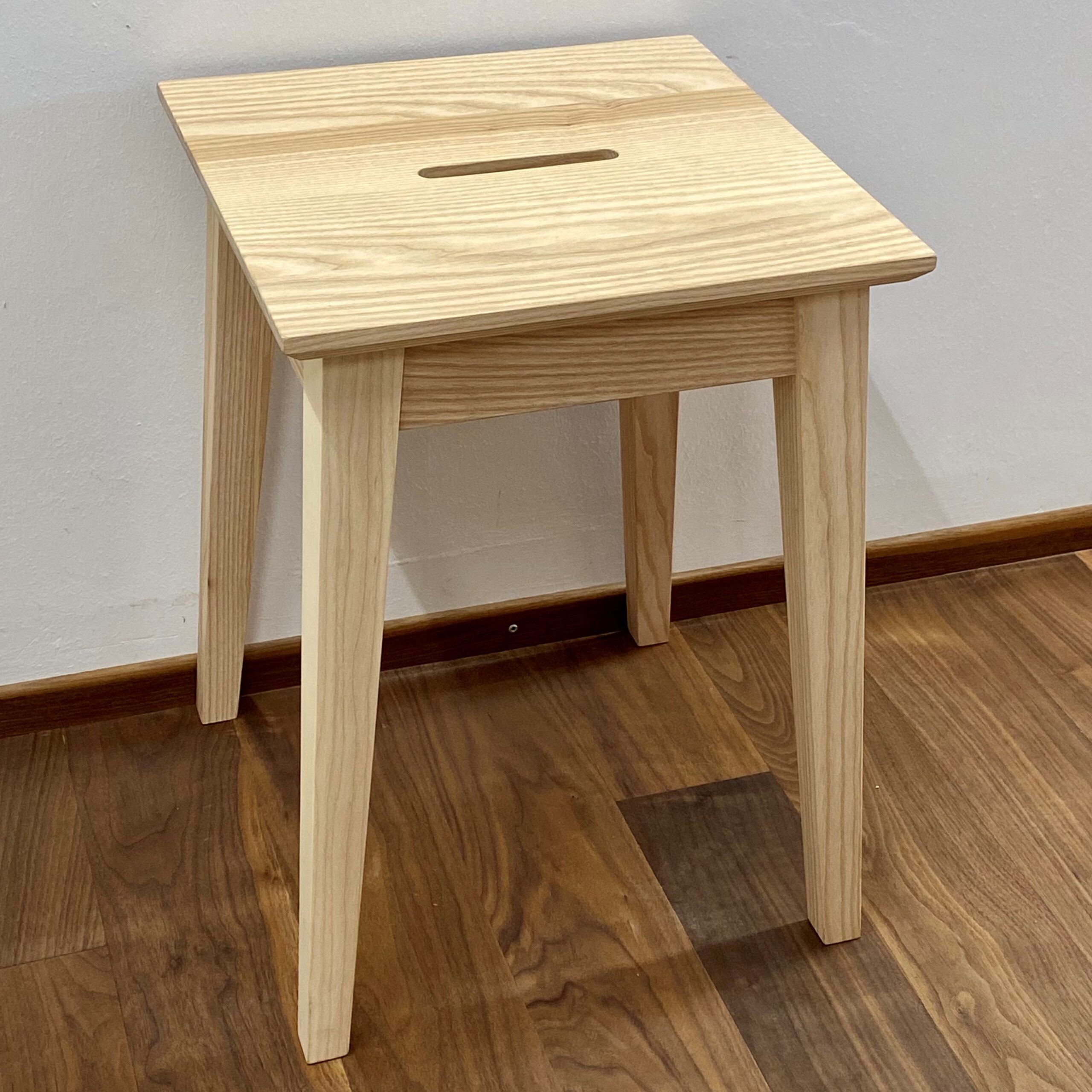 Hocker in Esche, Massivholz